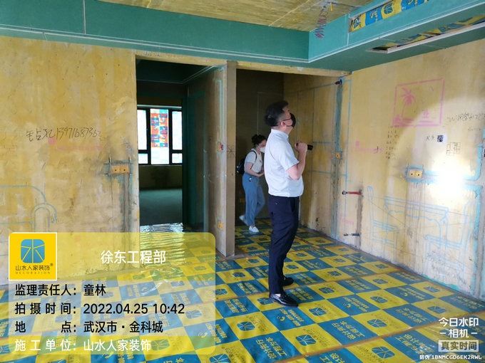山水人家裝飾領導到金科城小區工地巡檢