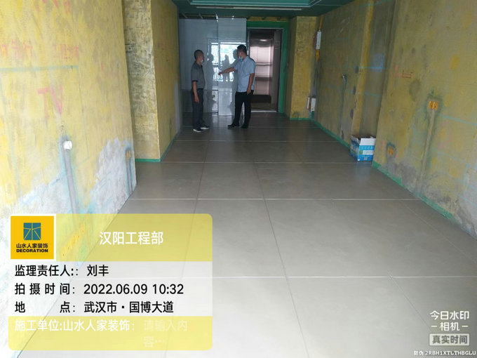 工程部領導在遠洋東方境工地巡查